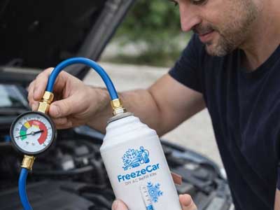 Nahaufnahme eines Schlauchs mit Messgerät, das auf den Behälter geschraubt wird